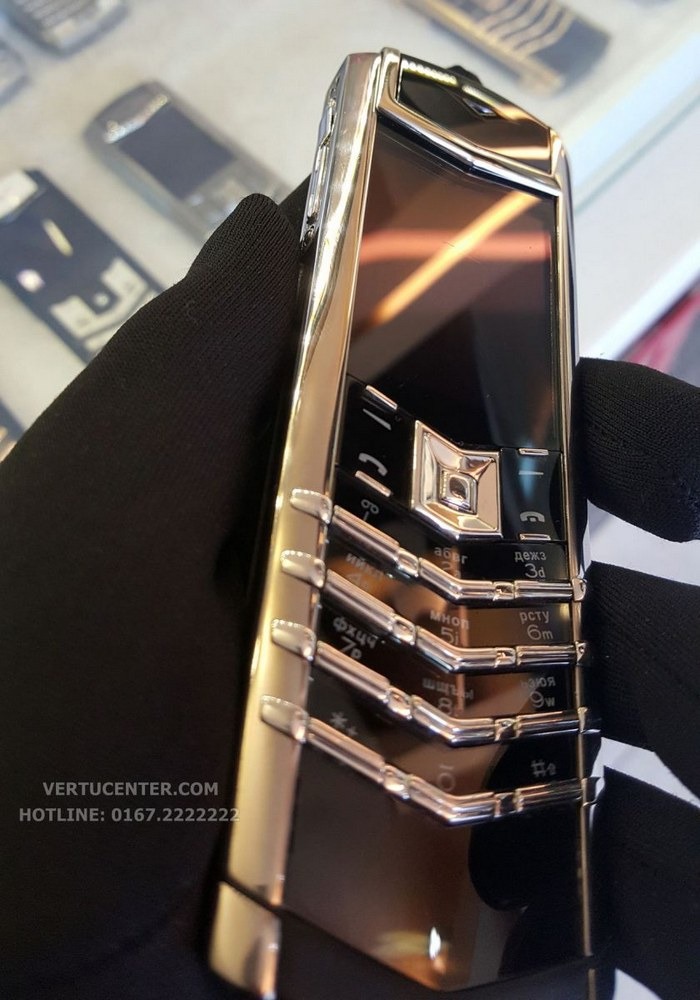 Phần làm bằng da của  Sigature S Design White Gold đang được bày bán tại 236 Xã Đàn - Vertu Center